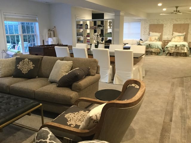 750 sqF apartment near Valley Forge Park. Pets ok.