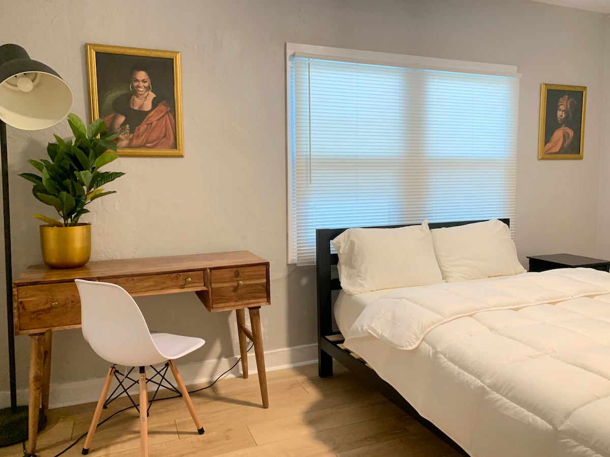 Спална соба бр. 3
Се одликува со удобен брачен кревет (широк 150-179 см), плакар, специјална работна станица со биро и паметен телевизор - совршен за работа и релаксација.