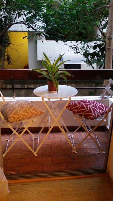 The balcony where you can enjoy a nice brakfast. Esta es la terraza donde puedes disfrutar de un lindo desayuno.