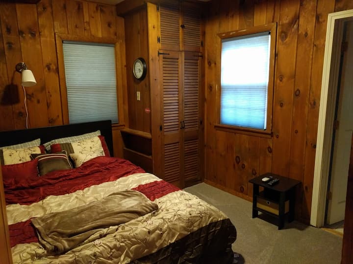 ห้องนอน 1 พร้อมห้องน้ำ - เตียงควีนไซส์ SIze 