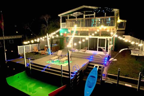 River house w/ arcade,kayaks, mini golf& Hot tub