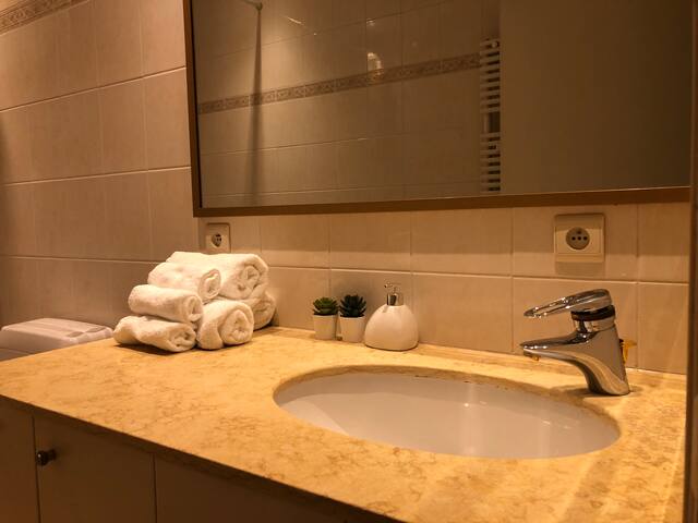 🌼 Lovely two bedroom apartment with free parking gallery image 3