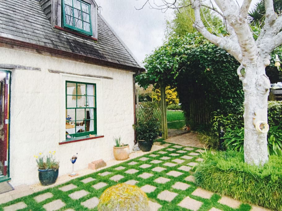 This enchanting cottage bears an Historic Places Trust plaque. It was built in 1853 as the Homestead for Joseph Bonnington and his family.