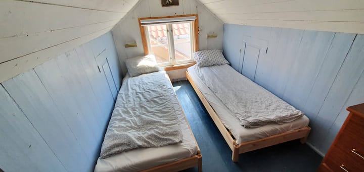 Petite chambre au 2e étage. Remarque : escalier/échelle étroit vers le haut. 