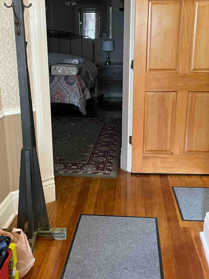 Няма стълбище/стъпала от входа на главния етаж спалня тип Кинг