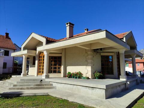 Cheerful 4-bedroom villa with free parking spot