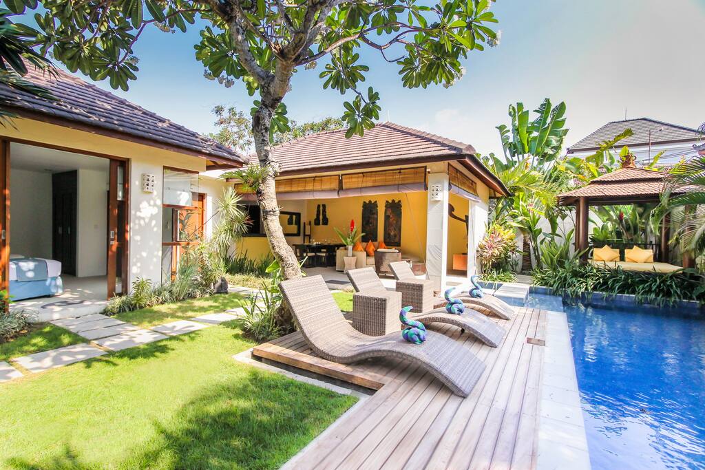 Seating pool view