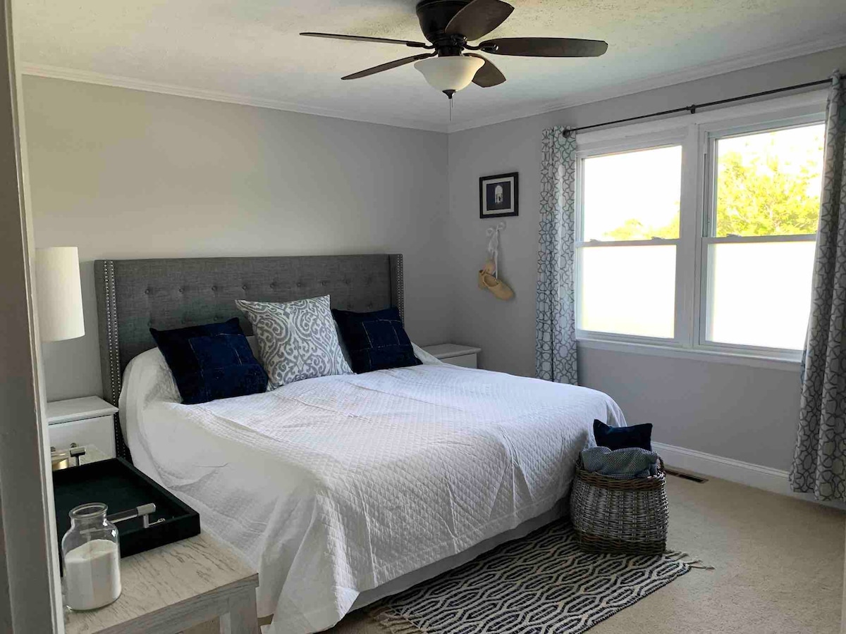 Hoofdslaapkamer met een Select Comfort kingsize bed, uitzicht op de eendenvijver aan de overkant van de straat. 