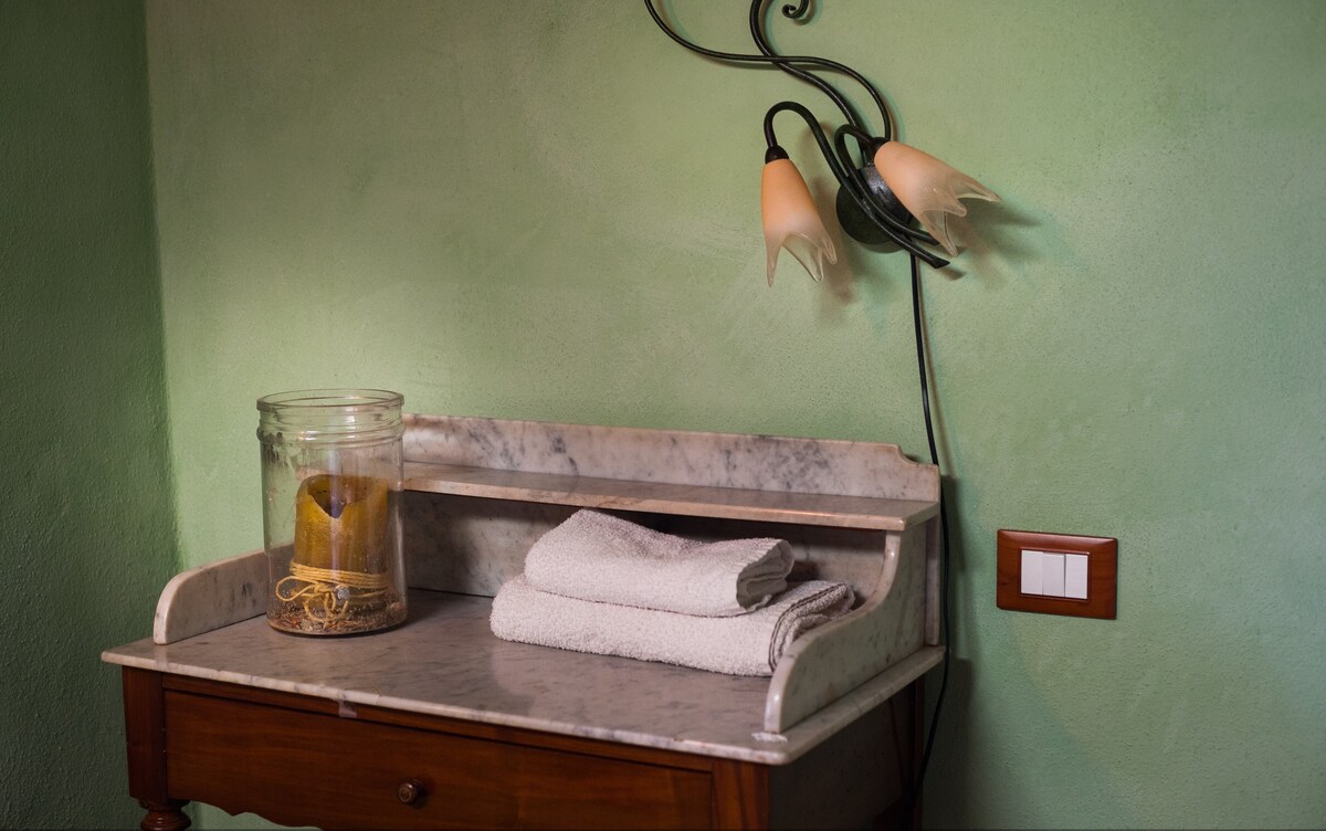 стари мебели в тоскански кънтри стил и ароматизирани свещи.