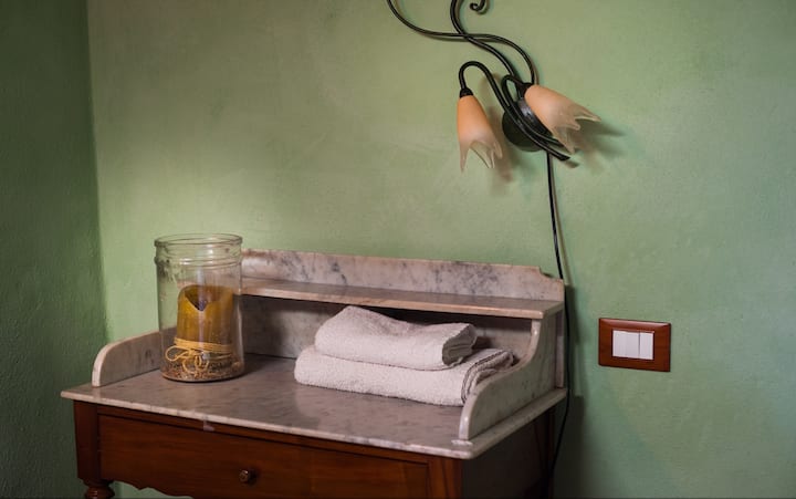 stari namještaj u toskanskom seoskom stilu i mirisne svijeće.