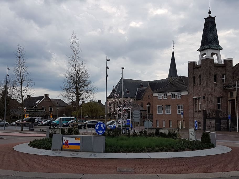 U bent bijna op uw verblijfslocatie. U mag uw auto gratis parkeren in de vakken voor de kerk of het gemeentehuis. Er is een oplaadunit voor elektrische voertuigen bij het gemeentehuis...