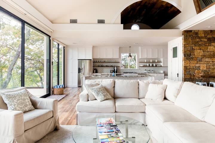 Beautiful Lake Travis Waterfront Retreat gallery image 4