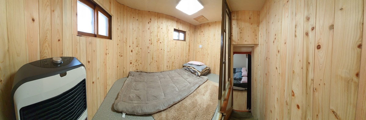 Cederhouten kamer verbonden met de grote kamer