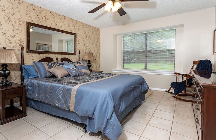 Dormitorio principal con cama tamaño queen