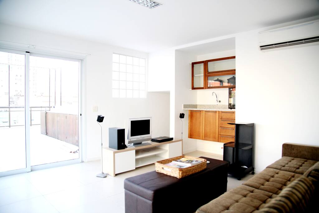 Espaço Estar Open Plan com Cozinha tipo Flat e TV Cabo Som/DVD
