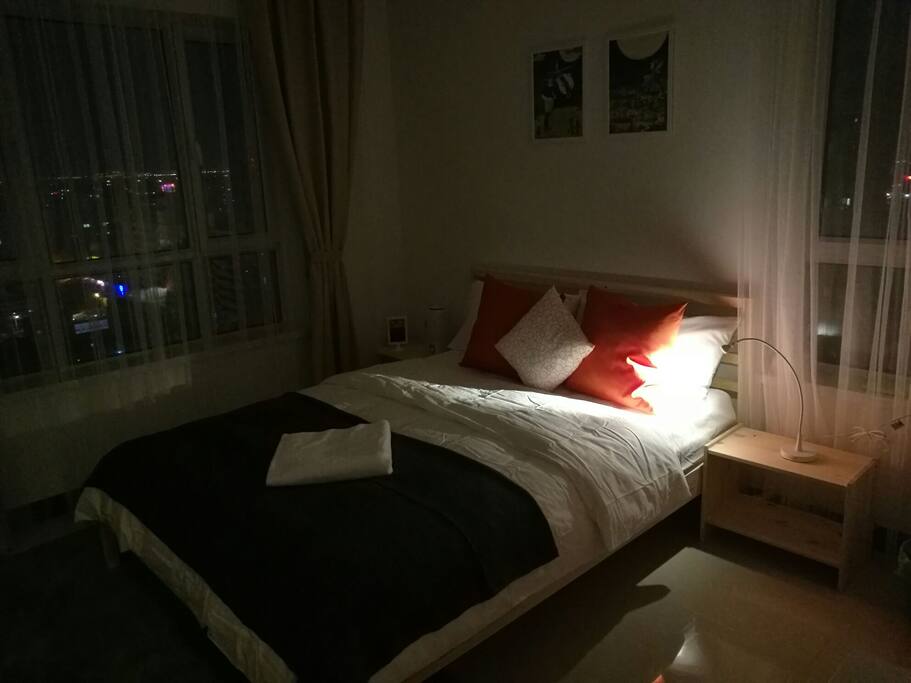 环窗卧室的夜晚