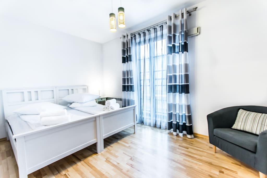 bedroom with two single beds