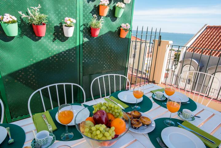 RM7- fantastic terrace and river view! FAST WIFI gallery image 4