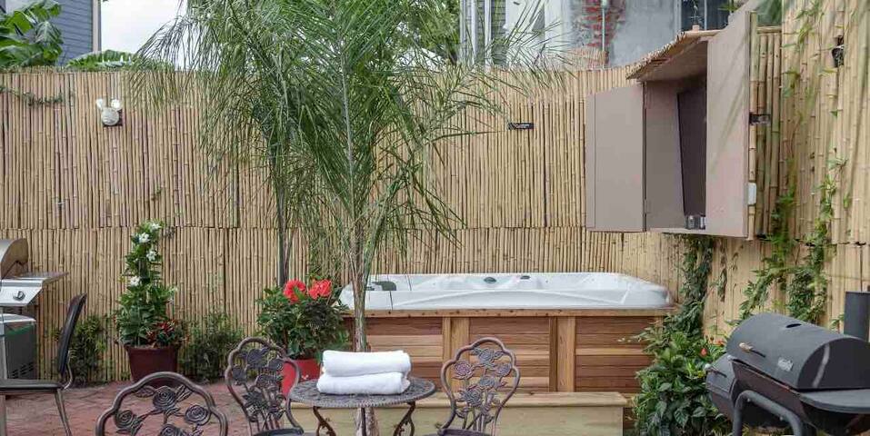 Sweet White Penthouse ,MagazineSt HOT TUB gallery image 3