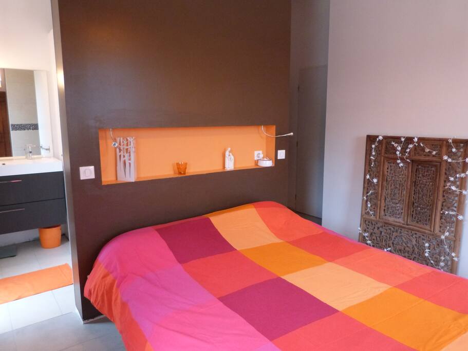 chambre 1: parentale avec Salle d'eau