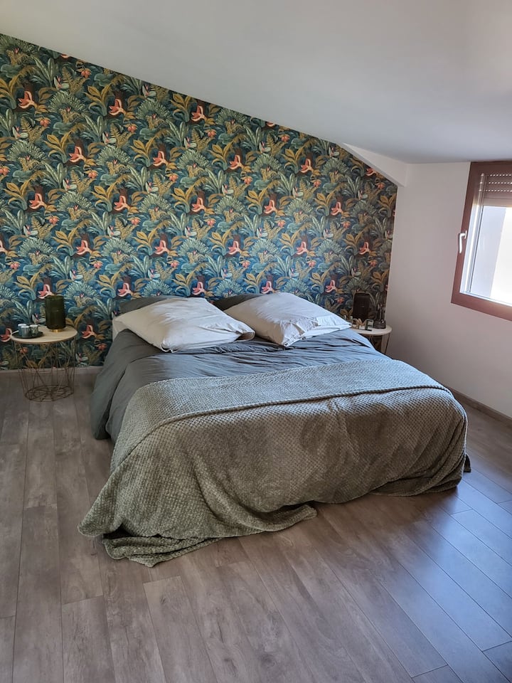 غرفة نوم في الطابق العلوي سرير 140 غرفة ملابس جديدة وحمام متصل