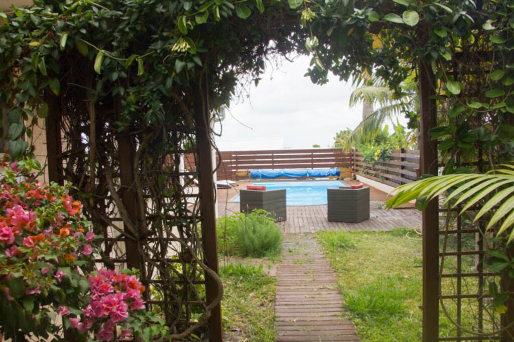 Jardin tropical, à l'entrée du studio. Piscine à partager.