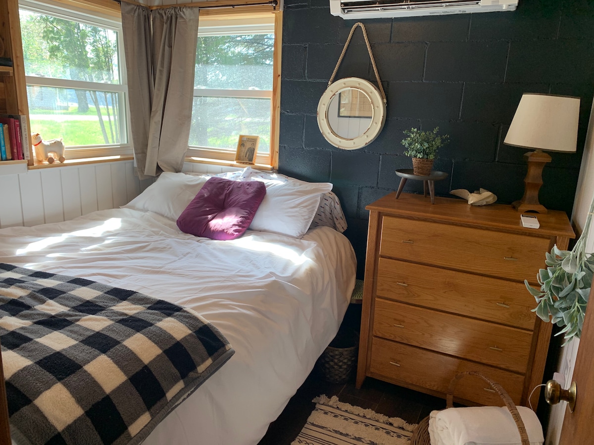 Chumba cha kulala cha pili na kitanda cha ukubwa wa malkia na kabati ya kujipambia