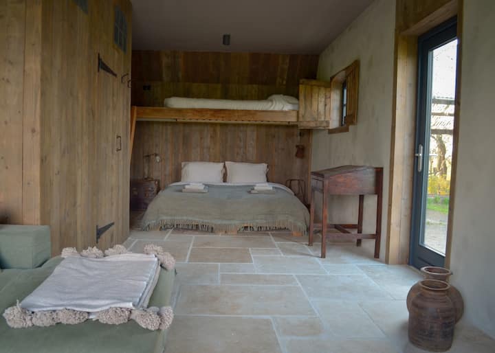 Guest room 4
The king sized bed can also be made up as two single beds. Together with the bunk bed it sleeps three.  Private bathroom.