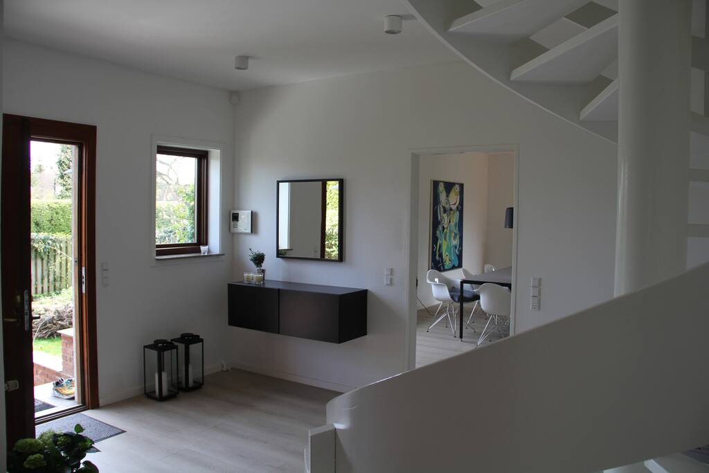 Entrance hall, with access to living room and kitchen, 1. floor and basement