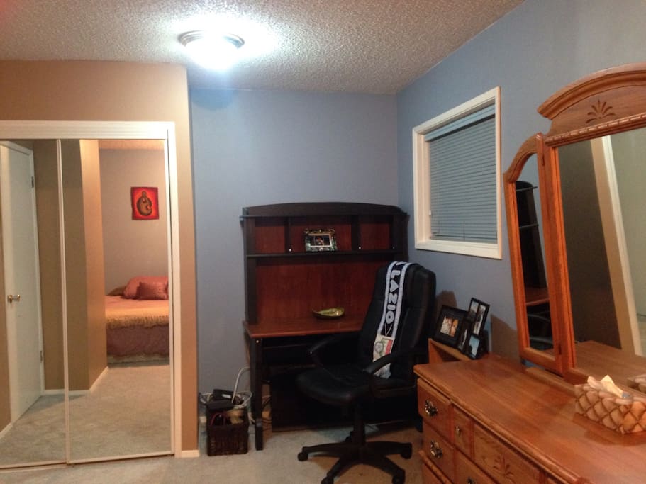 Work desk with wifi and closet space if desired.