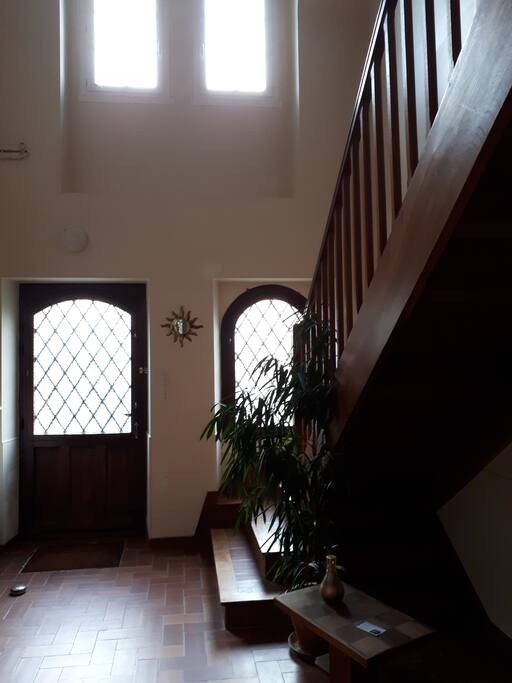 L'entrée principale, avec l'escalier qui mène à l'étage. Celui ci est réservé aux voyageurs