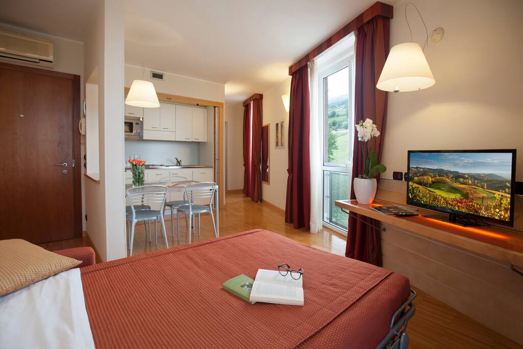 soggiorno e cucina e divano letto / living area and fully equipped kitchen and sofa bed