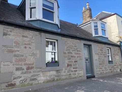 Fishermans' Cottage - 
Luxury by the beach.