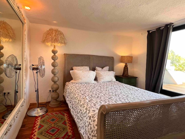 Ghorofa ya 1 - chumba kidogo cha kulala mara mbili/ kitanda 1.60 m/ na njia ya kutoka kwenda kwenye mtaro wa juu ya paa