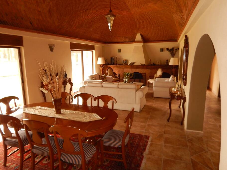 Comedor y sala con chimenea