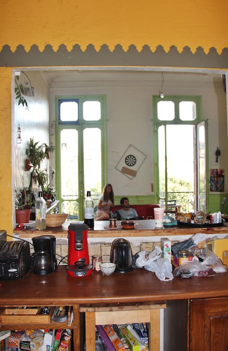 le salon vu de la cuisine (avant d'être repeint)