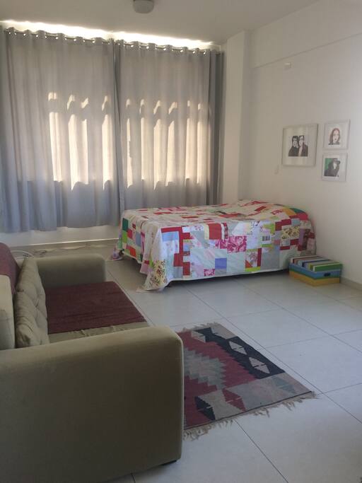 Cama de casal e sofá-cama de dois lugares.