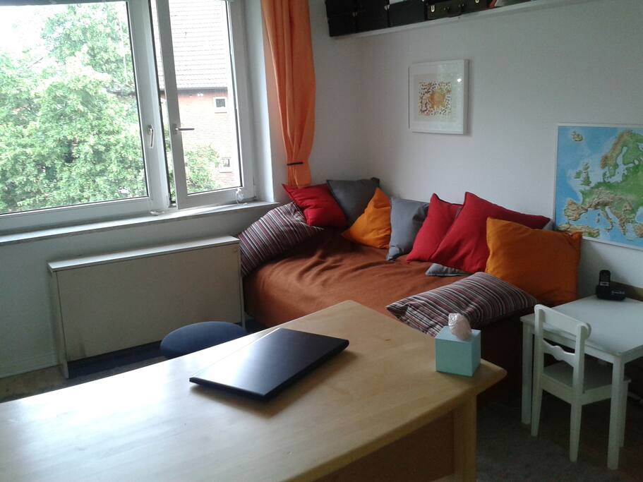 Wohnzimmer (Arbeitsbereich, Wohlfühlecke)