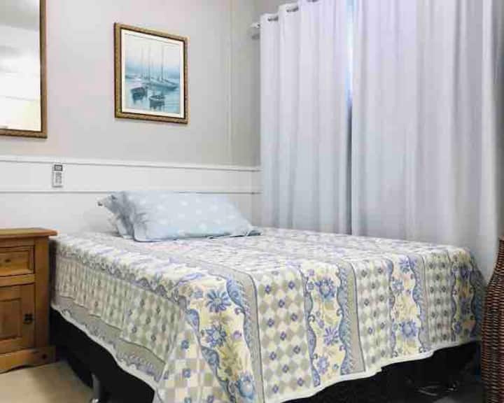 סוויטה 4
קטנה יותר מהאחרים, יש בה מיטה זוגית, טלוויזיה ומיזוג אוויר 