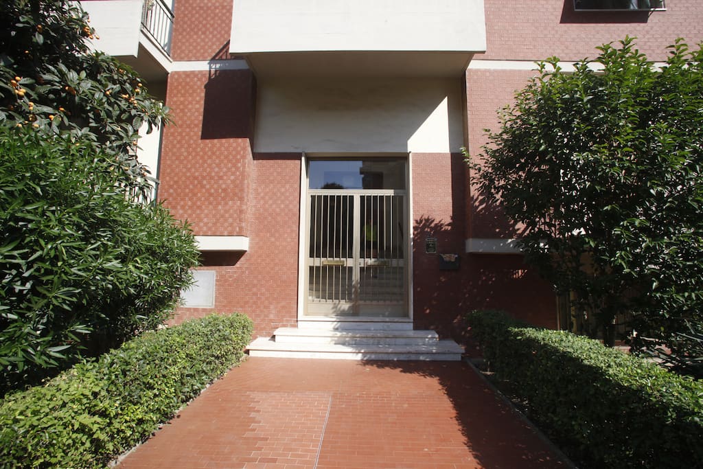 portone esterno ingresso;
Exterior entrance door;