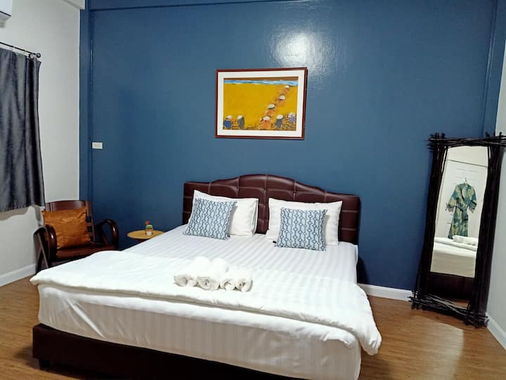 The master bedroom. King size bed.
Smart tv 55' free wifi
Dressing table. Hair dryer. International plug
Towel. :)