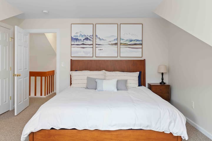 El dormitorio principal del tercer piso cuenta con una cama tamaño king y vistas soleadas. Privacidad de tener tu propio piso principal con dormitorio, vestidor y baño principal contiguo con bañera de hidromasaje. 
