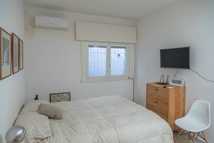 Spacious room with blinds