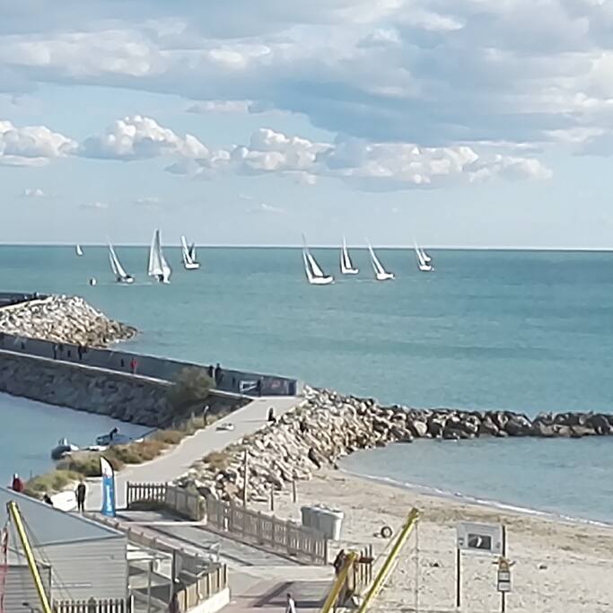 Vue de la terrasse sur mer et promenade sur la jetée