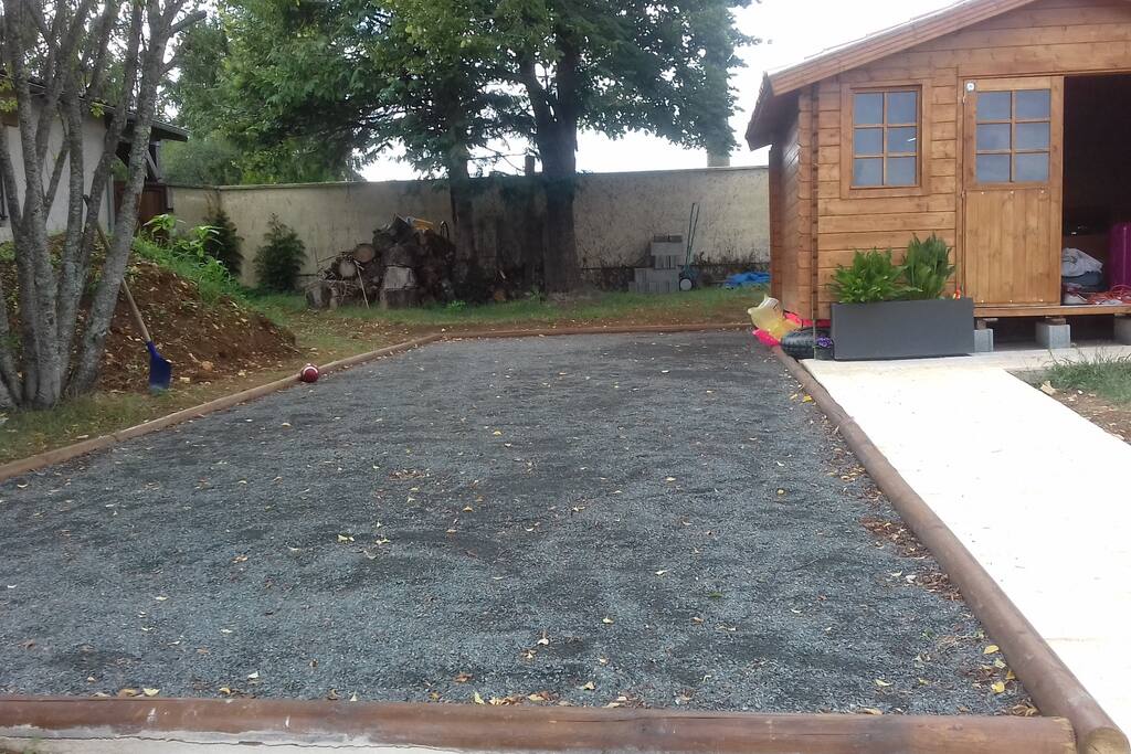 Le terrain de pétanque