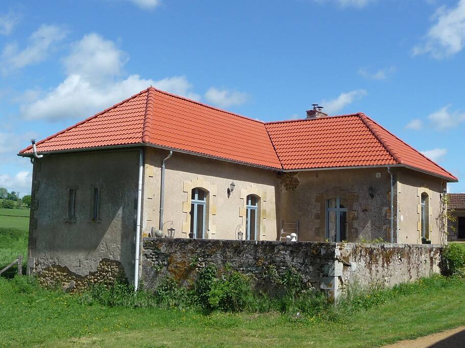 Het ruime huis met ommuurde terras.