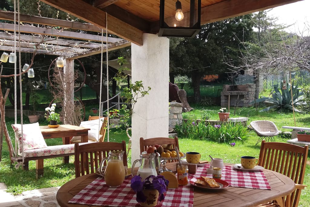 una gustosa colazione in veranda!