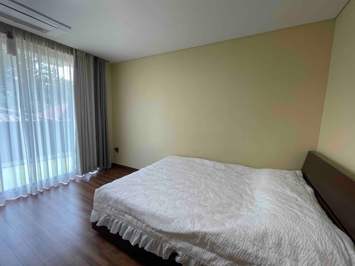 Това е единствената стая без вана, но не е лофт, така че е най - топлото нещо през зимата! Монтирани са затъмняващи завеси. Моля, разберете, че поради честите повреди в мрежата за комари не е възможно да влизате и излизате навън. Летно 
спално бельо.