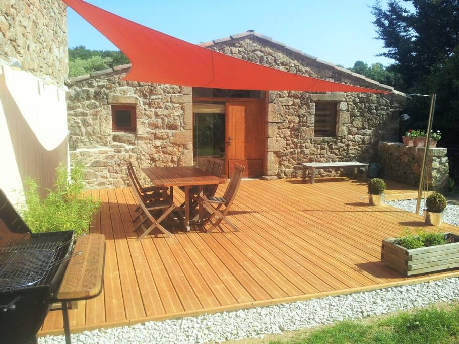 Grande terrasse et barbecue