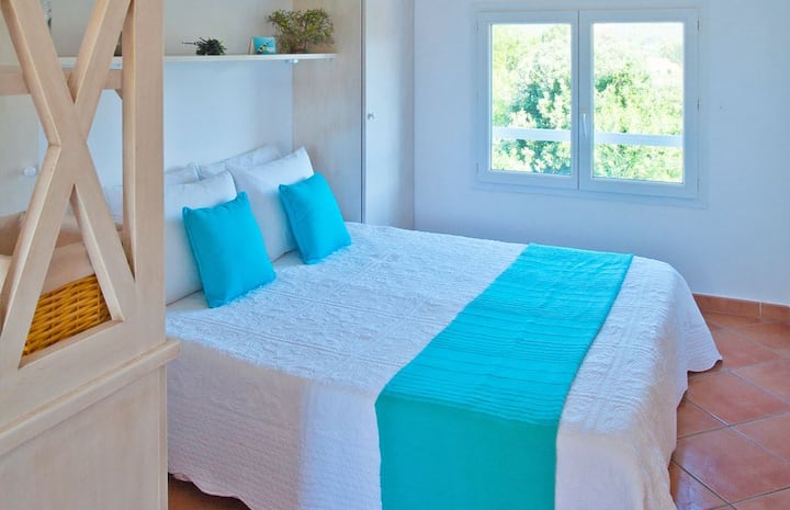 卧室2.空调。160张床。图书馆和办公区。卫生间（马桶、水槽、淋浴）
地板。